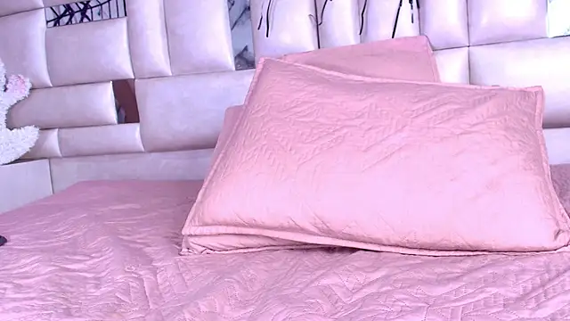 Snapshot of emmacurvy chatting on October 2025 03:06:02 AM emmacurvy online show from October 2025 03:06:02 AM