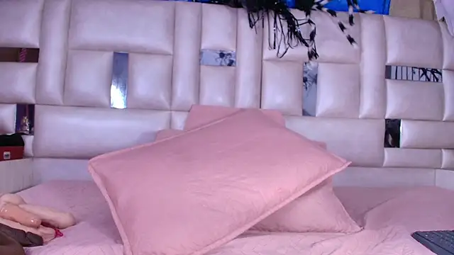 Snapshot of emmacurvy chatting on October 2025 03:12:02 AM emmacurvy online show from October 2025 03:12:02 AM