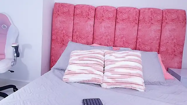 Snapshot of emmacurvy chatting on November 2025 03:06:02 AM emmacurvy online show from November 2025 03:06:02 AM