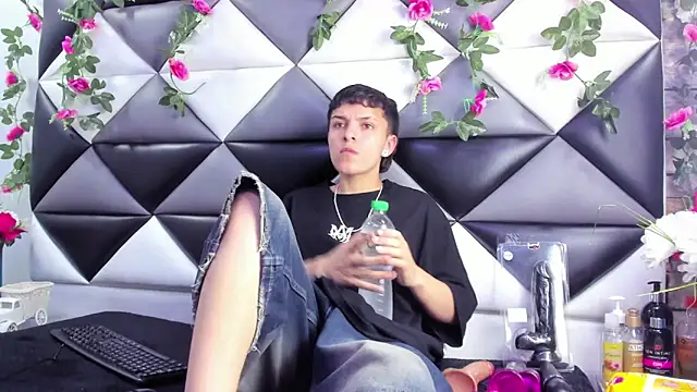 Megan Thompson  online show from November 2025 02:11:01 AM