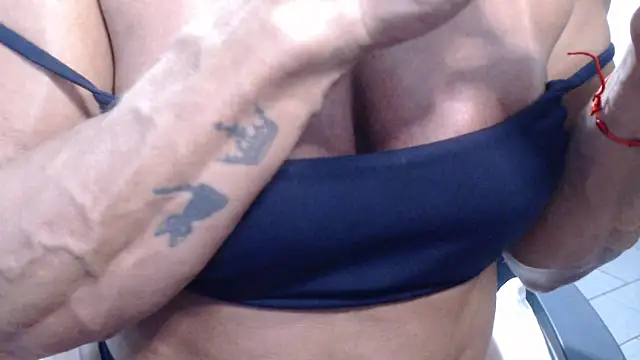 Snapshot of Stronggsexy chatting on February 2026 01:37:02 AM Stronggsexy online show from February 2026 01:37:02 AM