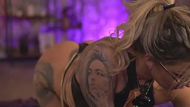 Snapshot of AlmaVelia chatting on October 2025 06:37:01 PM AlmaVelia online show from October 2025 06:37:01 PM