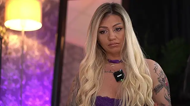 Snapshot of AlmaVelia chatting on December 2025 10:47:02 PM AlmaVelia online show from December 2025 10:47:02 PM