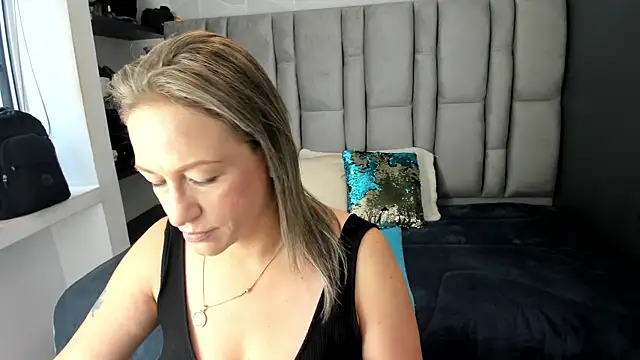 Charlot milf online show from November 2025 11:54:02 AM