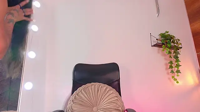 TiffValentinee  online show from October 2025 07:58:02 PM