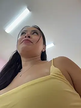 CrisMarulanda online show from June 2026 07:12:02 PM