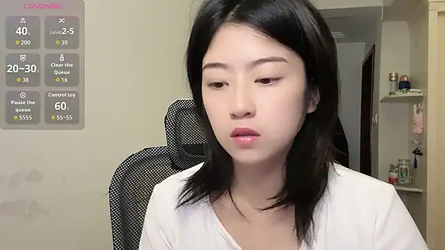 Olivia-l online show from November 2025 12:00:02 PM