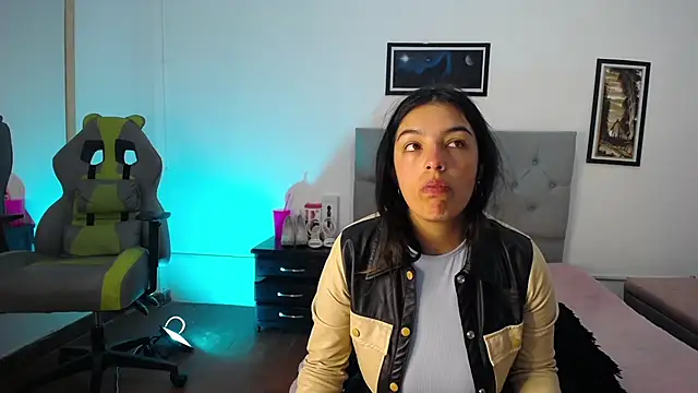 Snapshot of Esmeraldaa- chatting on October 2025 04:01:02 AM Esmeraldaa- online show from October 2025 04:01:02 AM