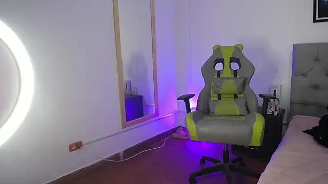 Snapshot of Esmeraldaa- chatting on October 2025 03:51:02 AM Esmeraldaa- online show from October 2025 03:51:02 AM