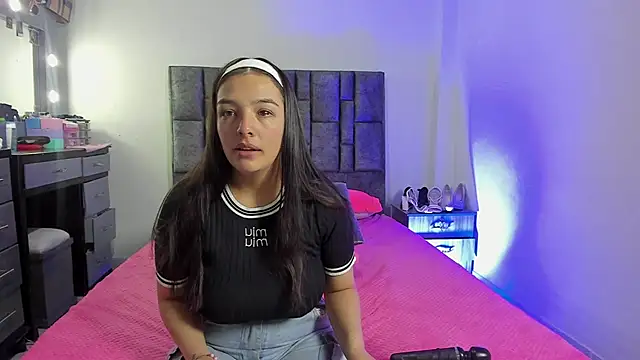 Esmeraldaa- online show from December 2025 04:31:02 AM