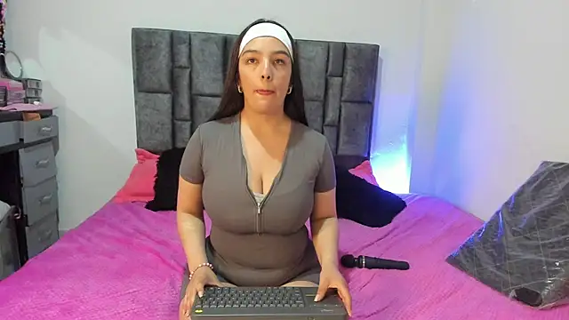 Esmeraldaa- online show from May 2026 11:42:01 PM