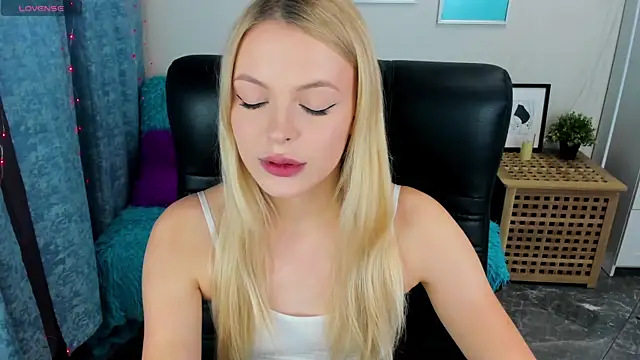 Snapshot of KatherineePierce chatting on October 2025 04:59:02 PM KatherineePierce online show from October 2025 04:59:02 PM