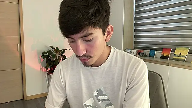 sweettaaron01 online show from October 2025 05:15:02 PM