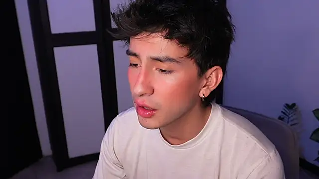 sweettaaron01 online show from June 2026 11:57:01 PM