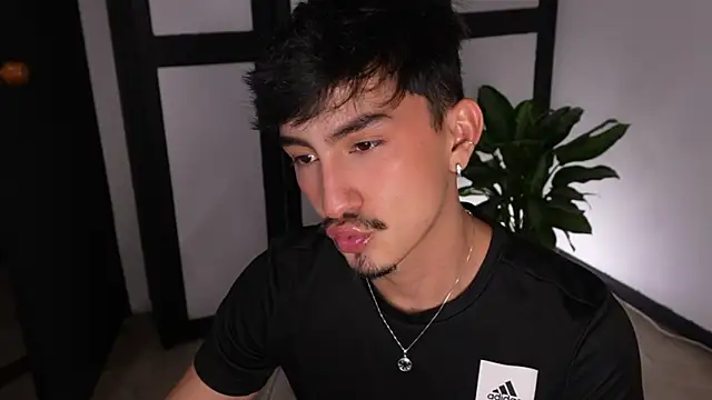 sweettaaron01 online show from July 2026 11:18:01 PM
