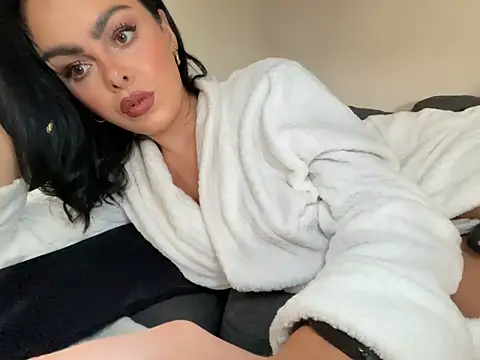 Snapshot of FrancescaXO chatting on May 2026 11:04:01 AM FrancescaXO online show from May 2026 11:04:01 AM