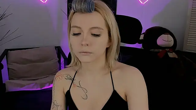 AuroraWrenfield online show from March 2026 04:18:01 AM