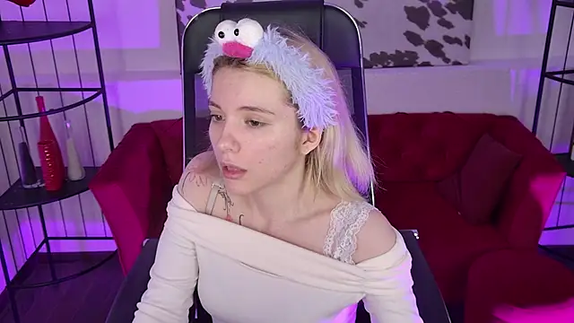 AuroraWrenfield online show from April 2026 04:57:01 AM