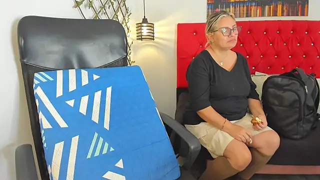 carolinacrus01 online show from October 2025 01:09:01 PM