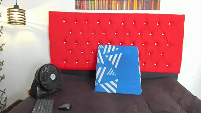 carolinacrus01 online show from October 2025 04:22:01 PM