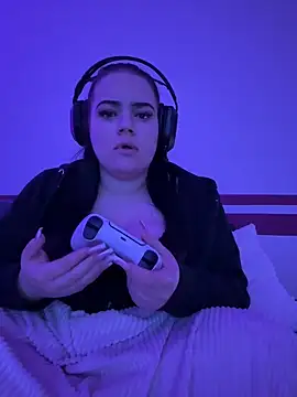 Shellybttn online show from April 2026 10:37:02 PM