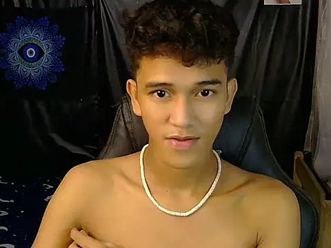 Snapshot of kenbigcockxx chatting on February 2026 01:33:02 PM kenbigcockxx online show from February 2026 01:33:02 PM