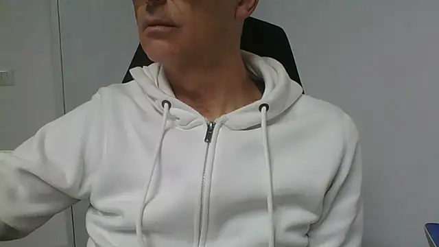 Snapshot of Sensor2000 chatting on February 2026 02:33:01 PM Sensor2000 online show from February 2026 02:33:01 PM