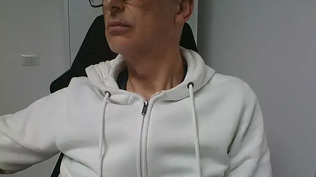 Snapshot of Sensor2000 chatting on February 2026 03:50:02 PM Sensor2000 online show from February 2026 03:50:02 PM