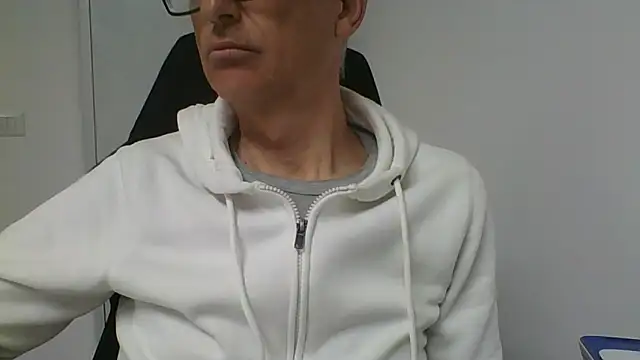 Snapshot of Sensor2000 chatting on February 2026 11:09:02 AM Sensor2000 online show from February 2026 11:09:02 AM