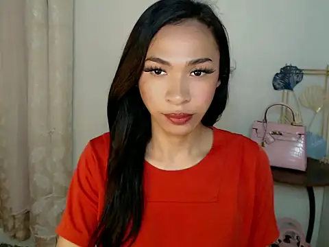 Annaloula online show from November 2025 01:33:02 PM