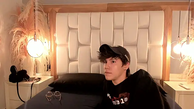 Daphne And Roger online show from September 2025 11:33:02 AM