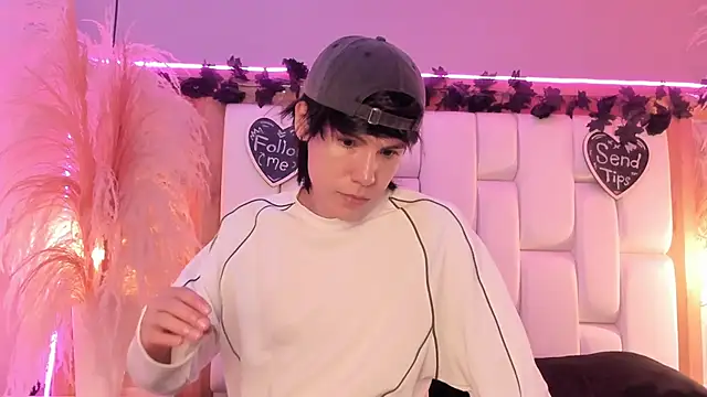 Daphne And Roger online show from March 2026 11:00:01 AM