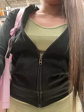 Snapshot of Isabella21_ chatting on November 2025 10:56:02 PM Isabella21 online show from November 2025 10:56:02 PM