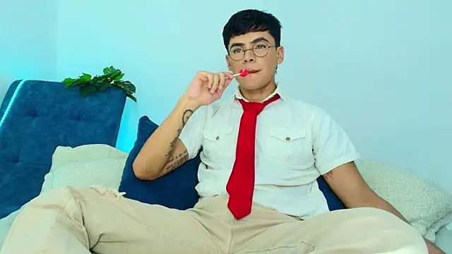 CamiiGuzmanX online show from November 2025 05:23:02 PM