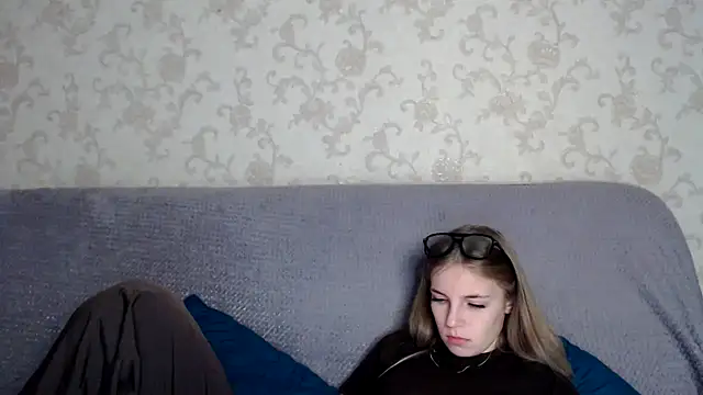 Snapshot of HitGyrl chatting on November 2025 01:15:01 AM HitGyrl online show from November 2025 01:15:01 AM