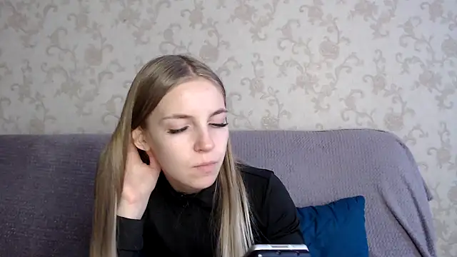 Snapshot of HitGyrl chatting on November 2025 08:09:02 AM HitGyrl online show from November 2025 08:09:02 AM