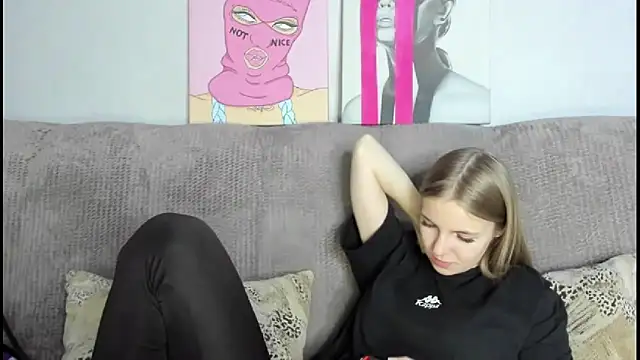 Snapshot of HitGyrl chatting on November 2025 01:18:01 AM HitGyrl online show from November 2025 01:18:01 AM