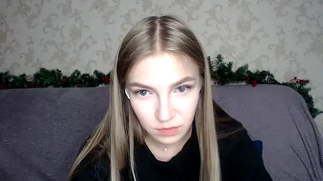 Snapshot of HitGyrl chatting on December 2025 03:38:02 PM HitGyrl online show from December 2025 03:38:02 PM