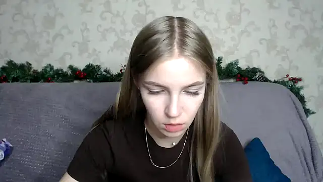 Snapshot of HitGyrl chatting on December 2025 04:34:01 PM HitGyrl online show from December 2025 04:34:01 PM