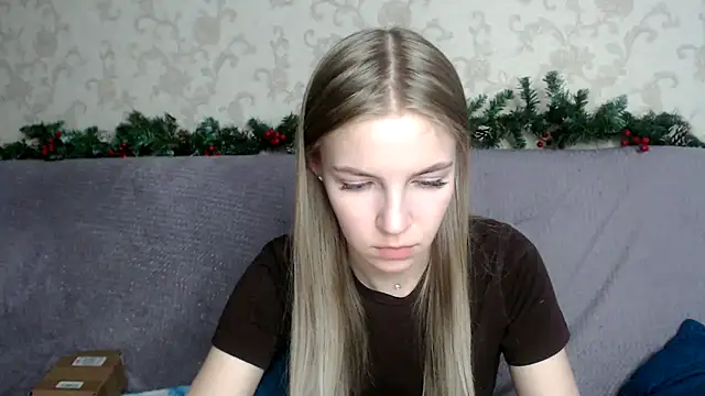 Snapshot of HitGyrl chatting on December 2025 04:40:01 AM HitGyrl online show from December 2025 04:40:01 AM