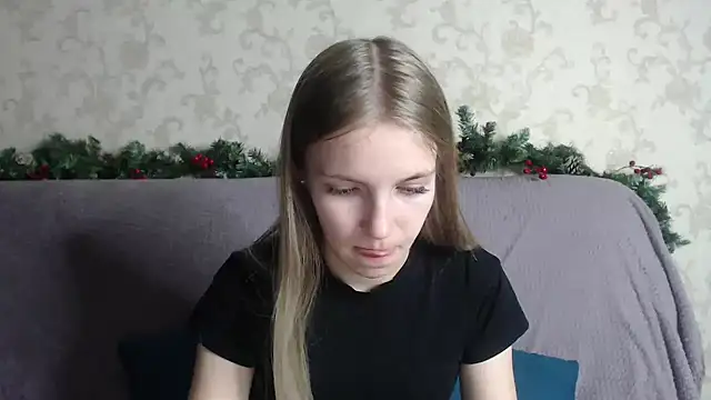 Snapshot of HitGyrl chatting on December 2025 02:23:02 PM HitGyrl online show from December 2025 02:23:02 PM