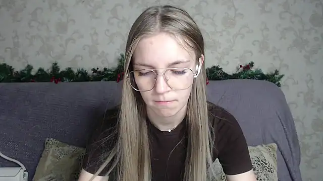 Snapshot of HitGyrl chatting on December 2025 01:02:02 AM HitGyrl online show from December 2025 01:02:02 AM