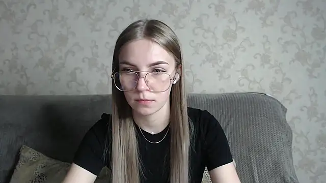 Snapshot of HitGyrl chatting on February 2026 01:04:02 AM HitGyrl online show from February 2026 01:04:02 AM