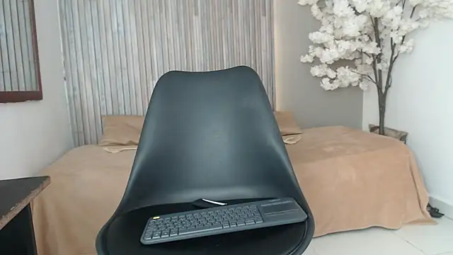 Michellee 20 online show from October 2025 01:34:01 PM