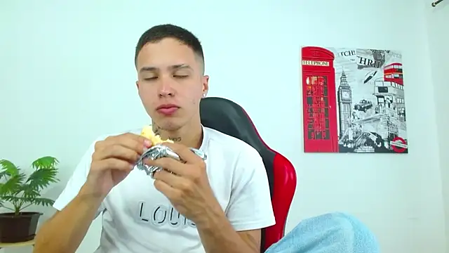 Cumandres18 online show from April 2026 02:43:01 PM