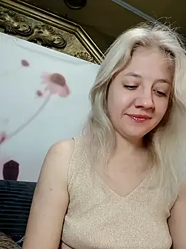 Snapshot of HeronDenni chatting on December 2025 01:01:02 AM HeronDenni online show from December 2025 01:01:02 AM