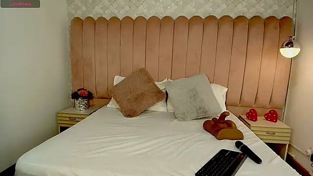 candyclair1 online show from April 2026 08:43:02 PM