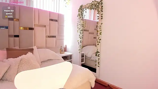 Snapshot of Zoey_thompson chatting on February 2026 07:29:01 PM Zoey thompson online show from February 2026 07:29:01 PM