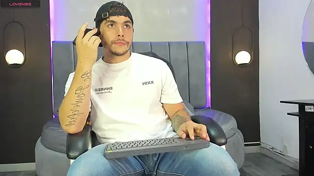 Liam walk  online show from November 2025 09:35:02 PM