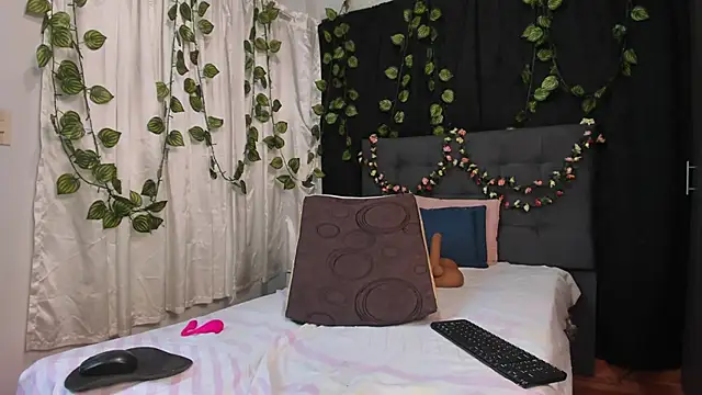 Delilah 85 online show from April 2026 08:57:02 PM